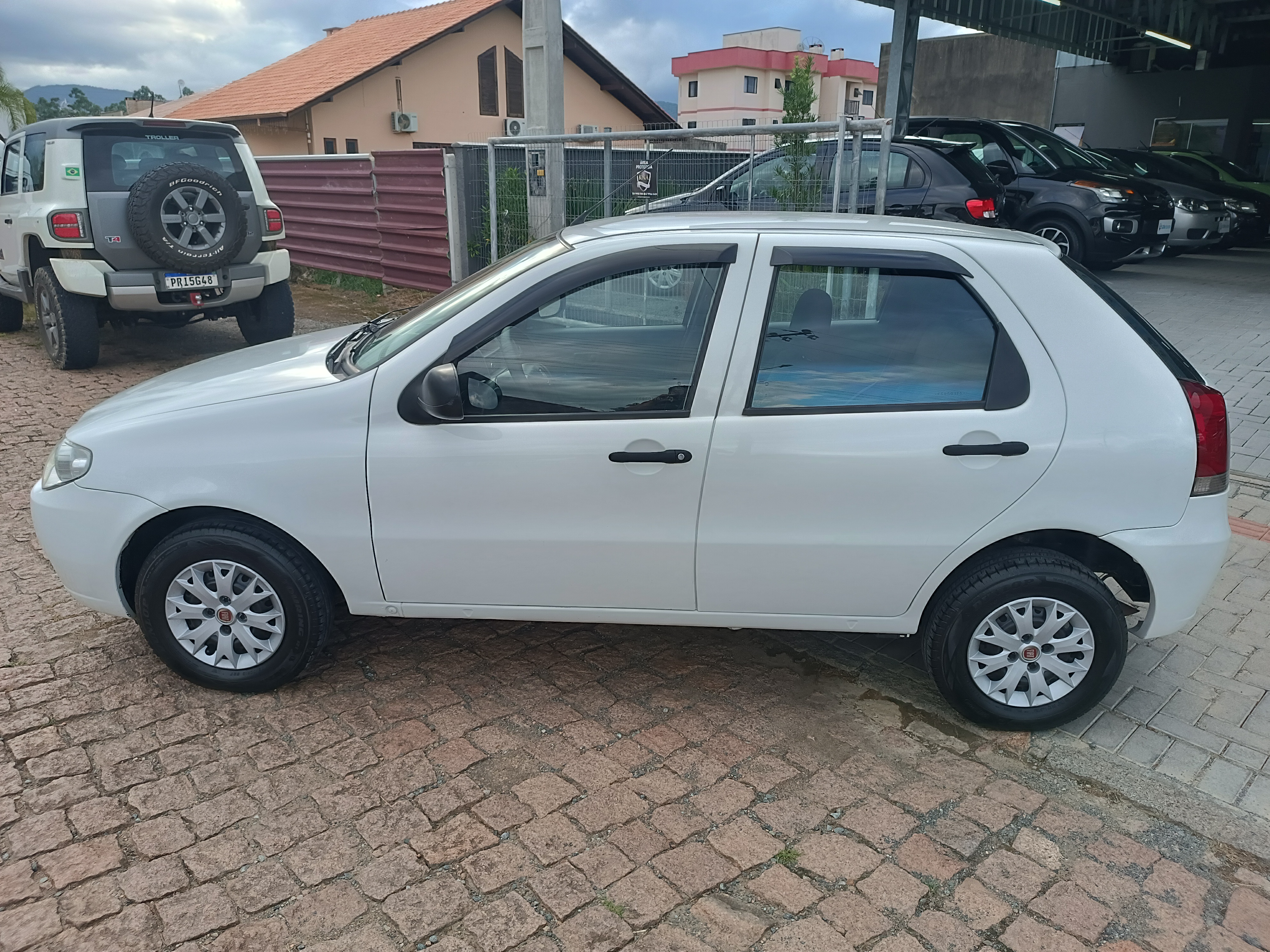 Carro/Camioneta - FIAT - Palio - Celebration 1.0 Fire Flex 8V 4p - 2015
