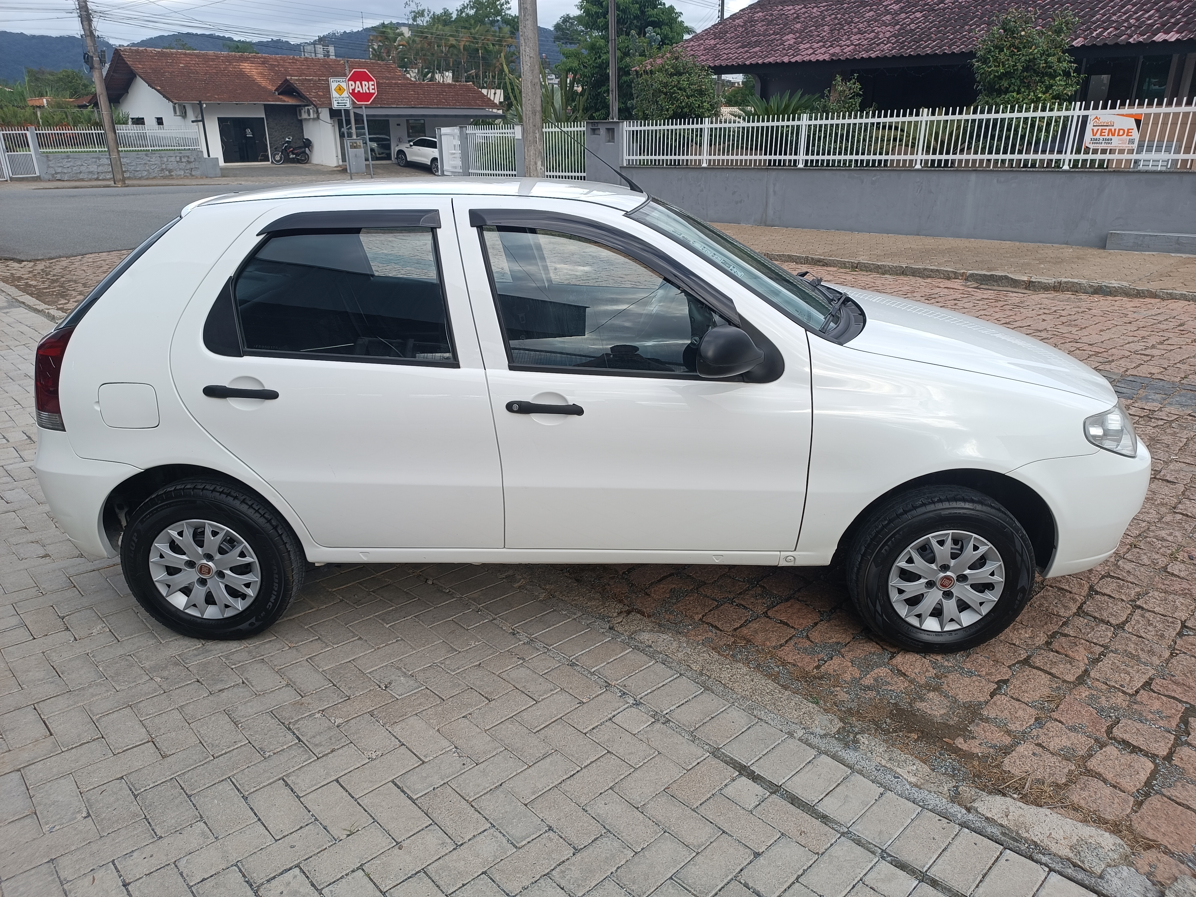 Carro/Camioneta - FIAT - Palio - Celebration 1.0 Fire Flex 8V 4p - 2015