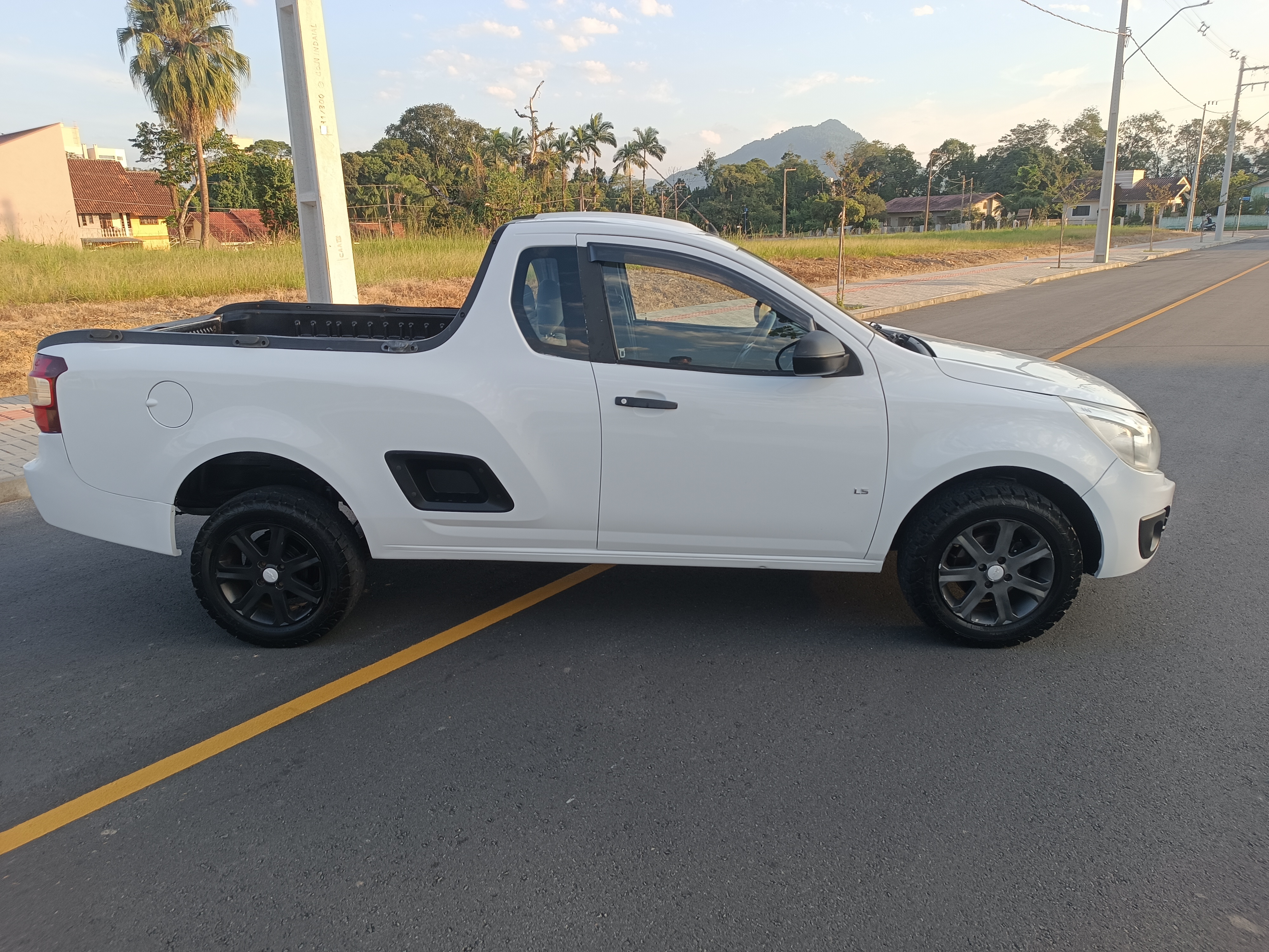 Carro/Camioneta - GM - CHEVROLET - MONTANA - LS 1.4 ECONOFLEX 8V 2p - 2011