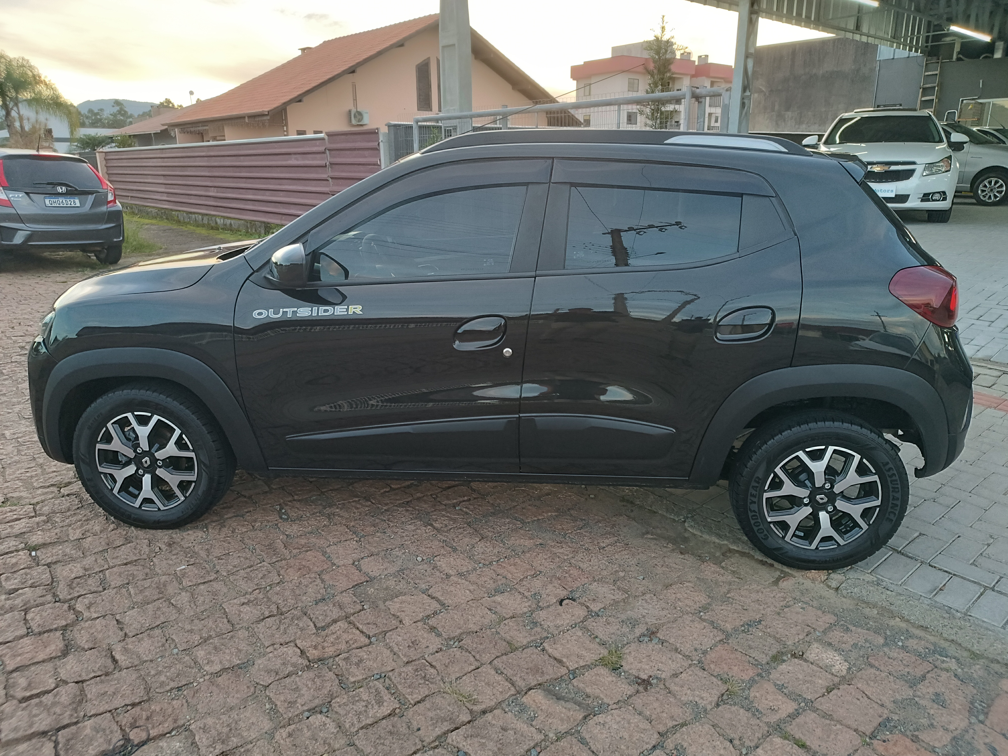 Carro/Camioneta - RENAULT - KWID - OUTSIDER 1.0 Flex 12V 5p Mec. - 2023