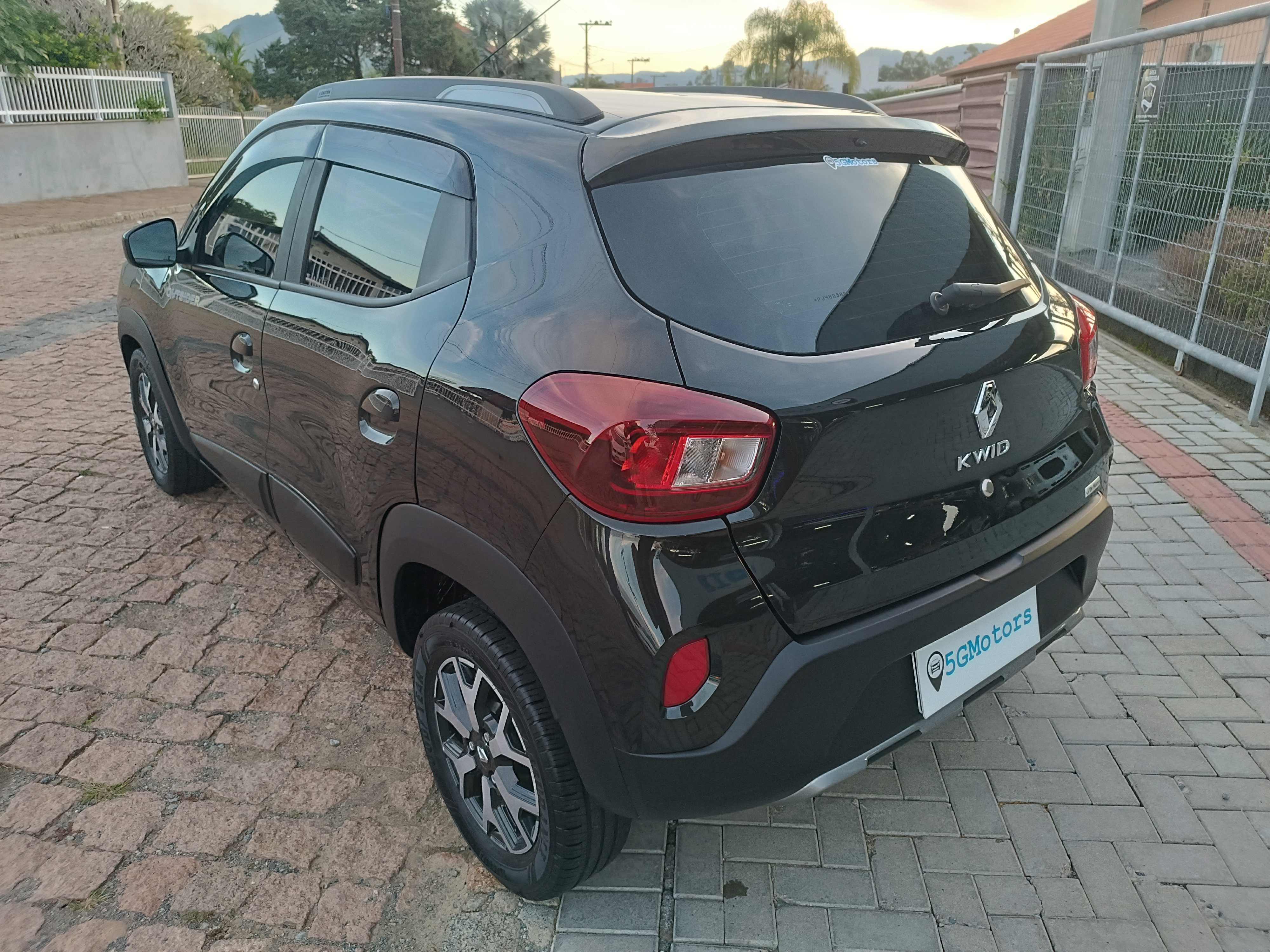 Carro/Camioneta - RENAULT - KWID - OUTSIDER 1.0 Flex 12V 5p Mec. - 2023