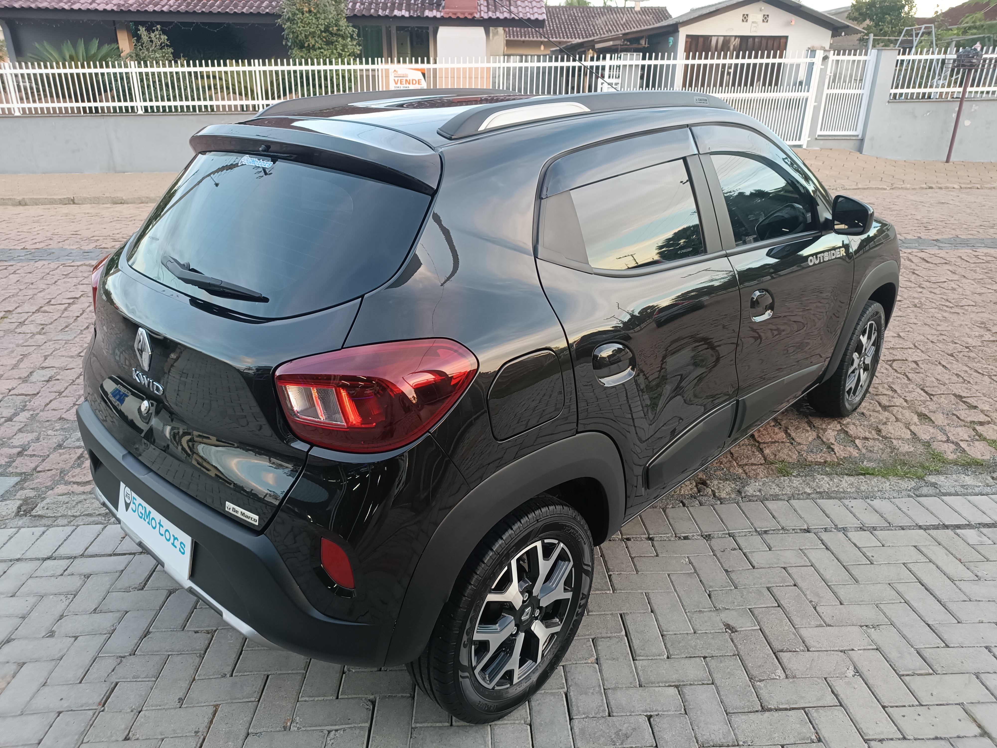 Carro/Camioneta - RENAULT - KWID - OUTSIDER 1.0 Flex 12V 5p Mec. - 2023