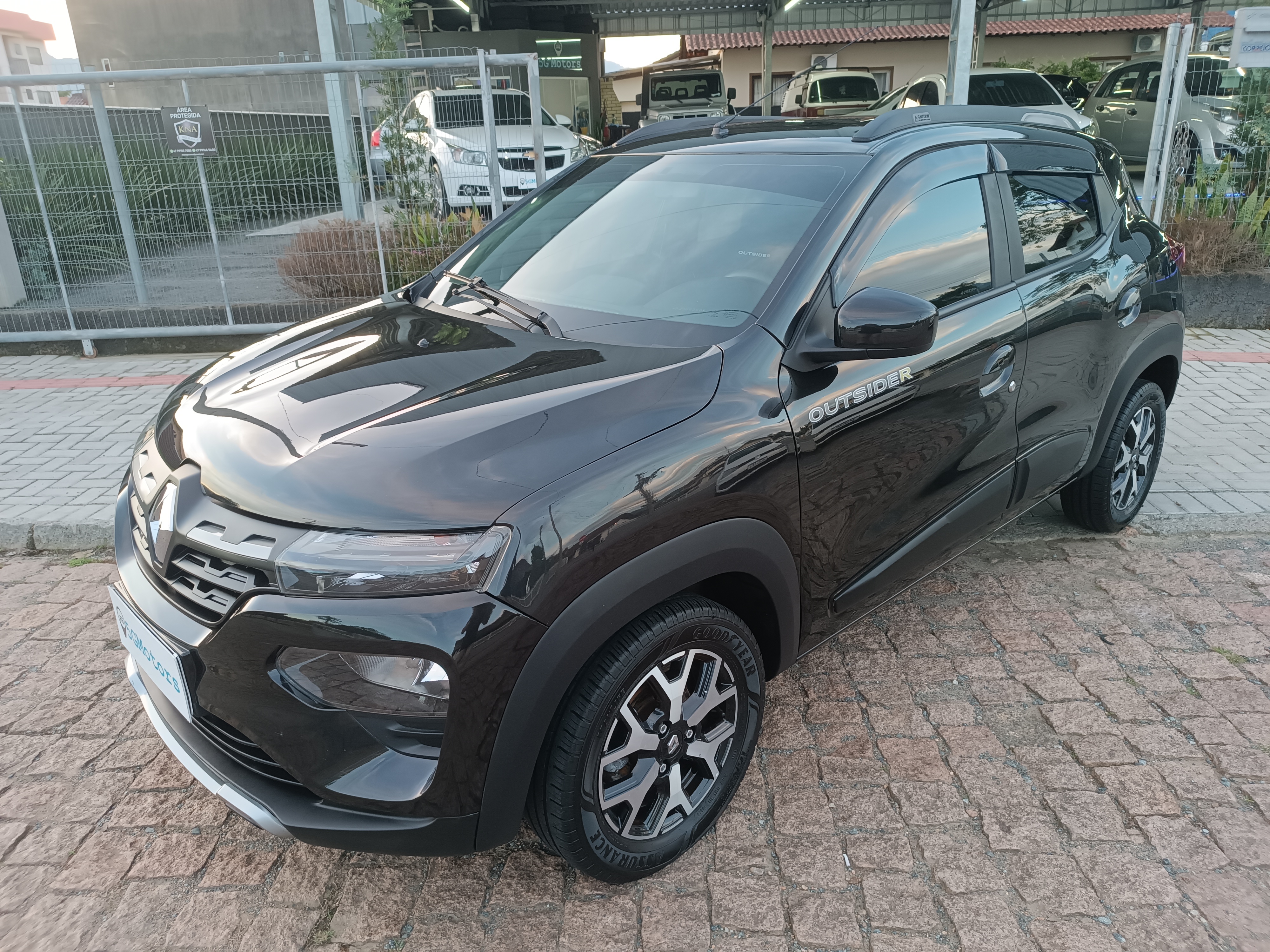 Carro/Camioneta - RENAULT - KWID - OUTSIDER 1.0 Flex 12V 5p Mec. - 2023