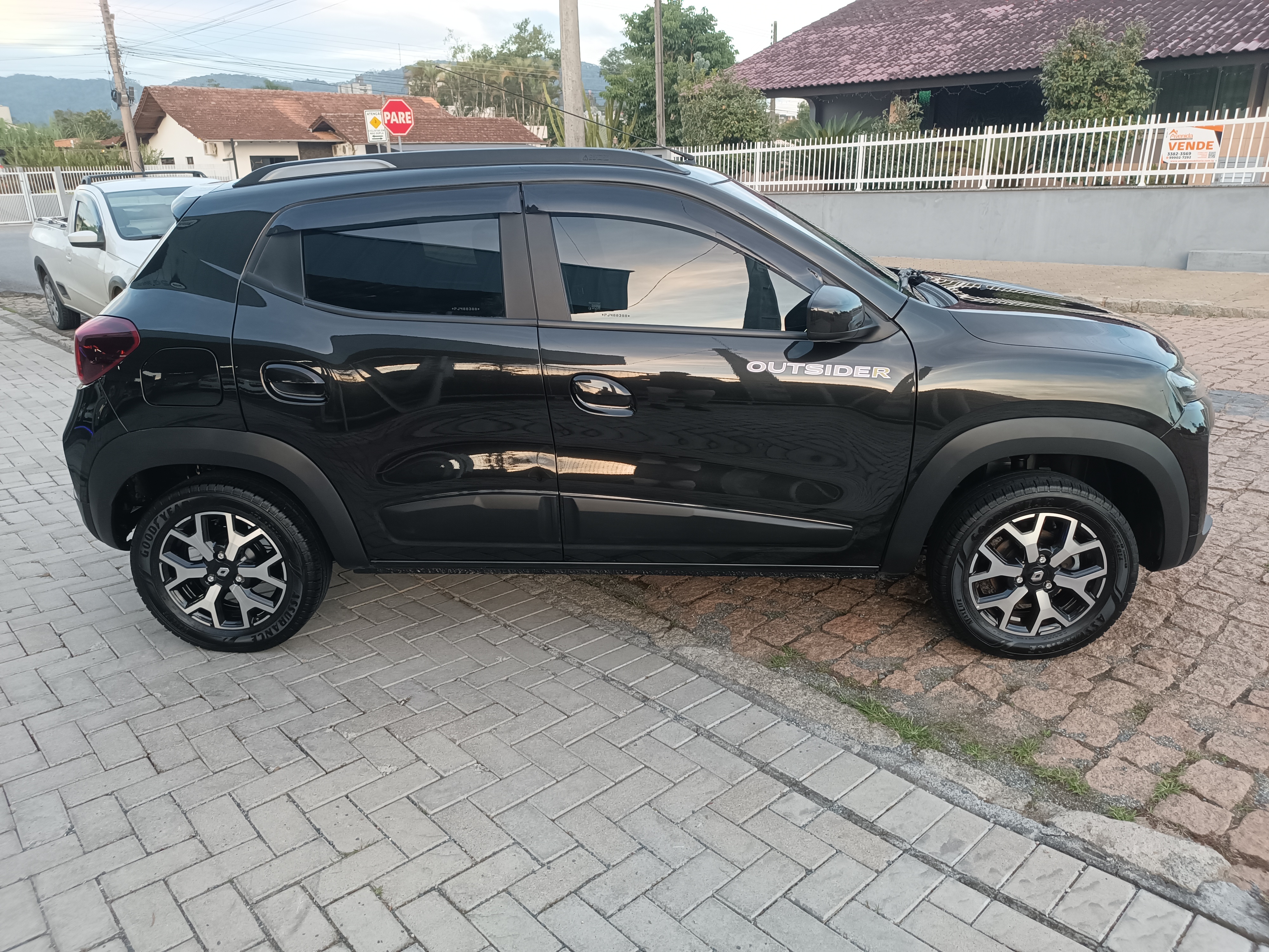 Carro/Camioneta - RENAULT - KWID - OUTSIDER 1.0 Flex 12V 5p Mec. - 2023