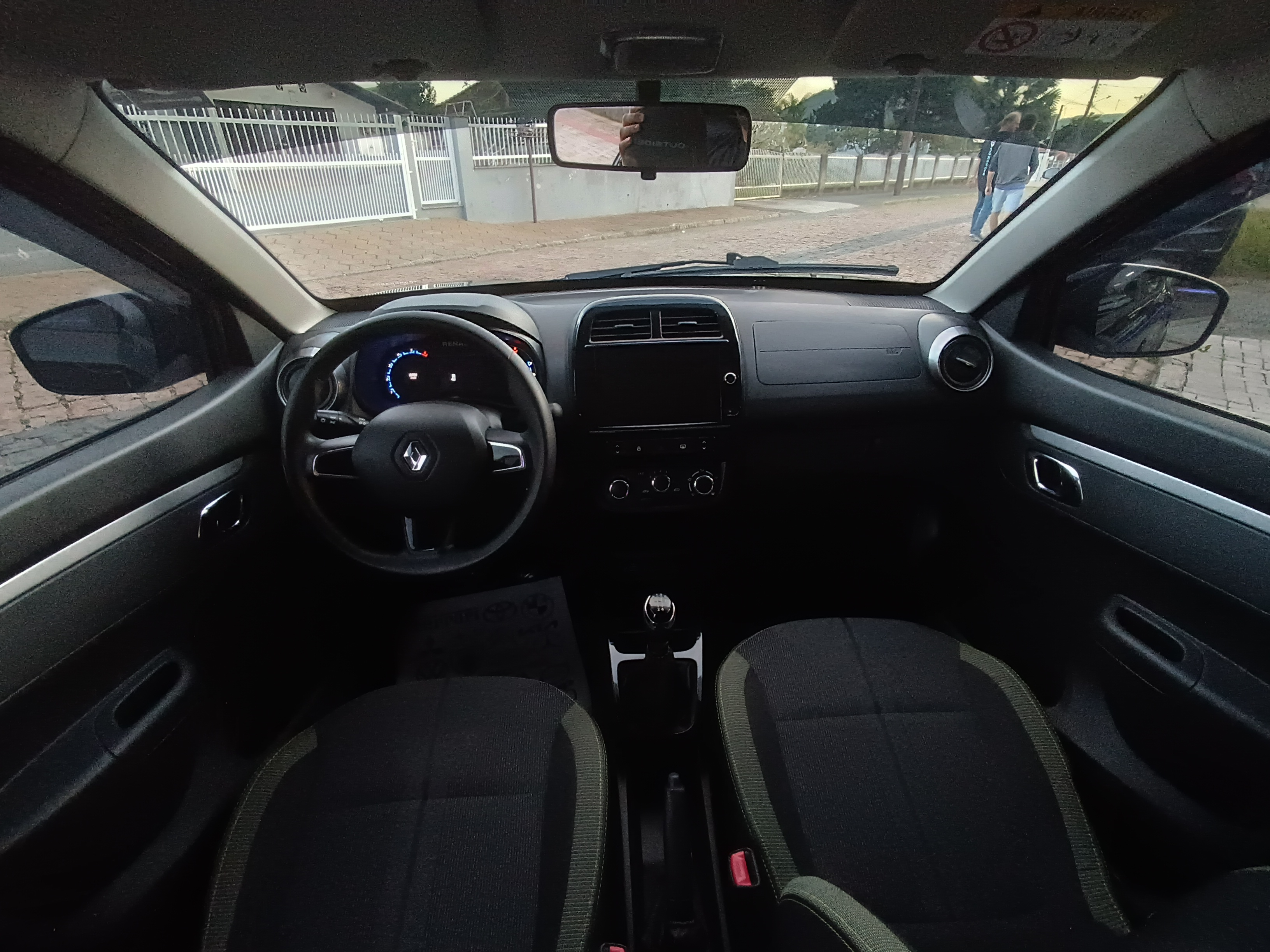 Carro/Camioneta - RENAULT - KWID - OUTSIDER 1.0 Flex 12V 5p Mec. - 2023