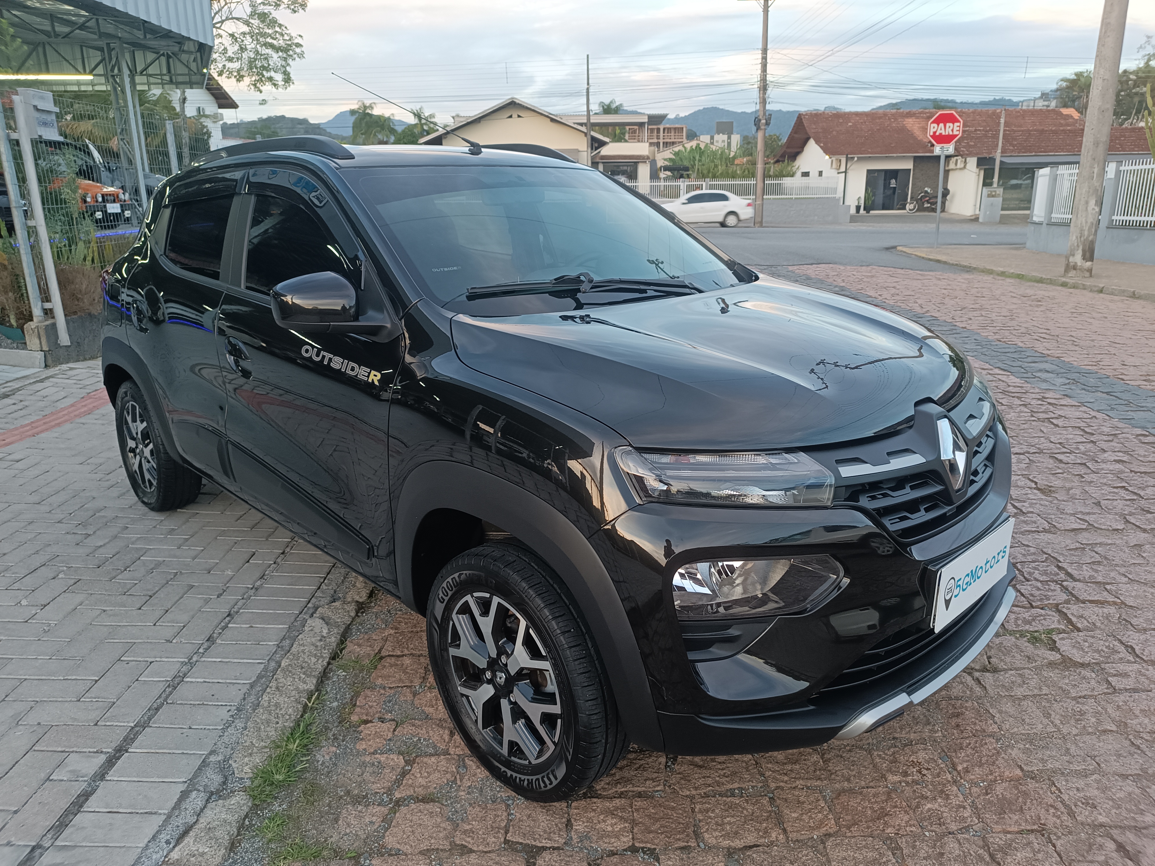Carro/Camioneta - RENAULT - KWID - OUTSIDER 1.0 Flex 12V 5p Mec. - 2023