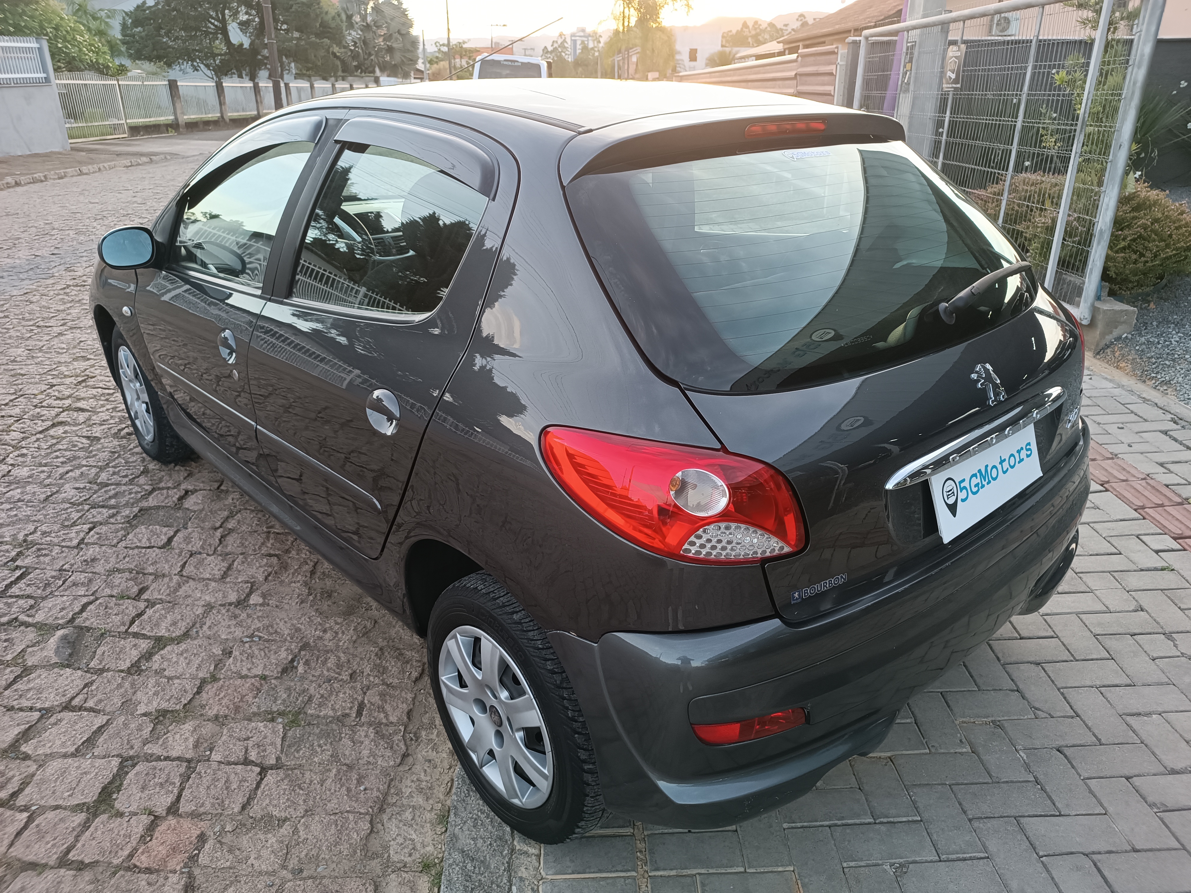 Carro/Camioneta - PEUGEOT - 207 - XR 1.4 Flex 8V 5p - 2012