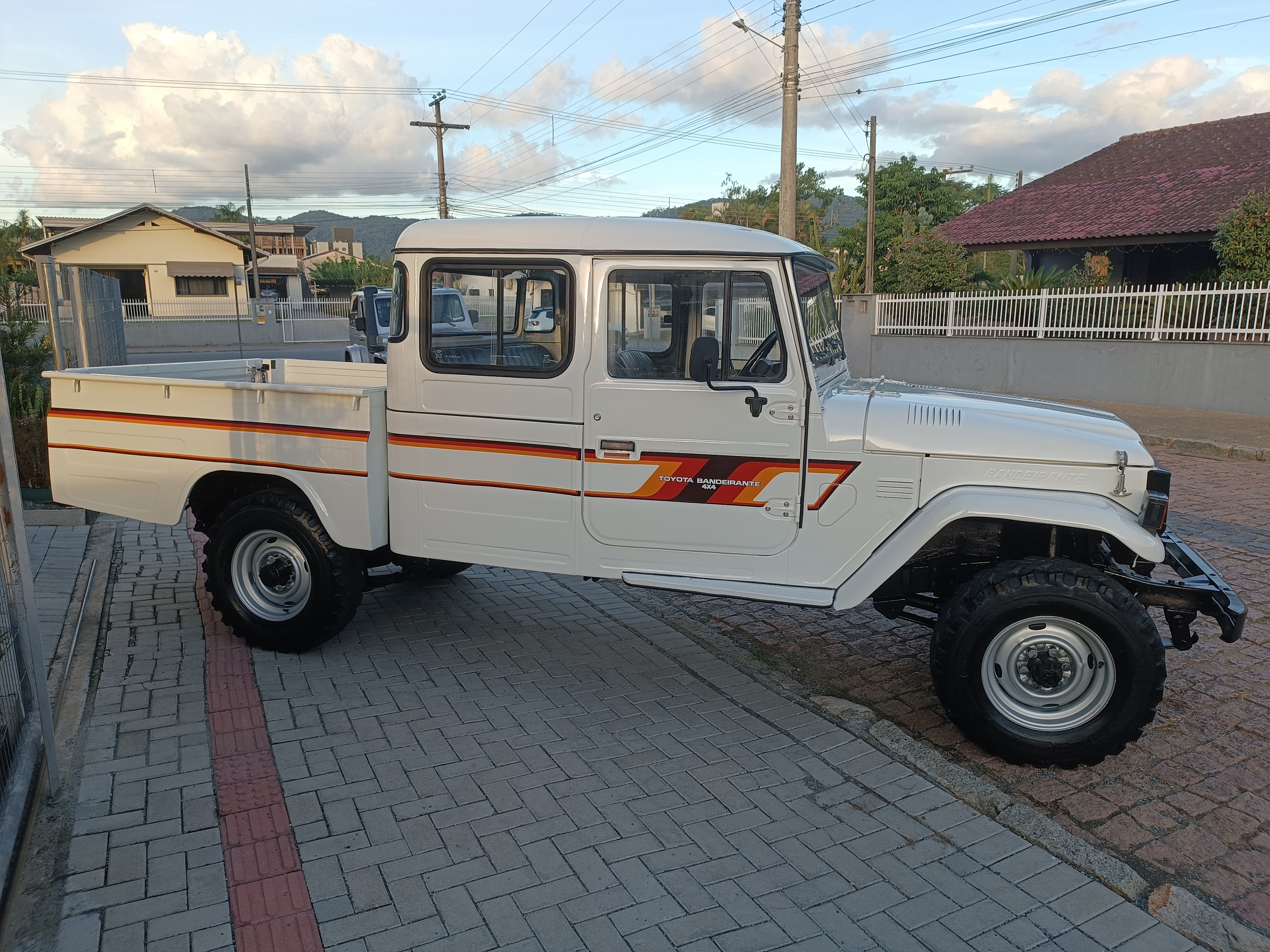 Carro/Camioneta - TOYOTA - Band.Jipe - Cap.de Aço Chas. Longo Diesel - 1993