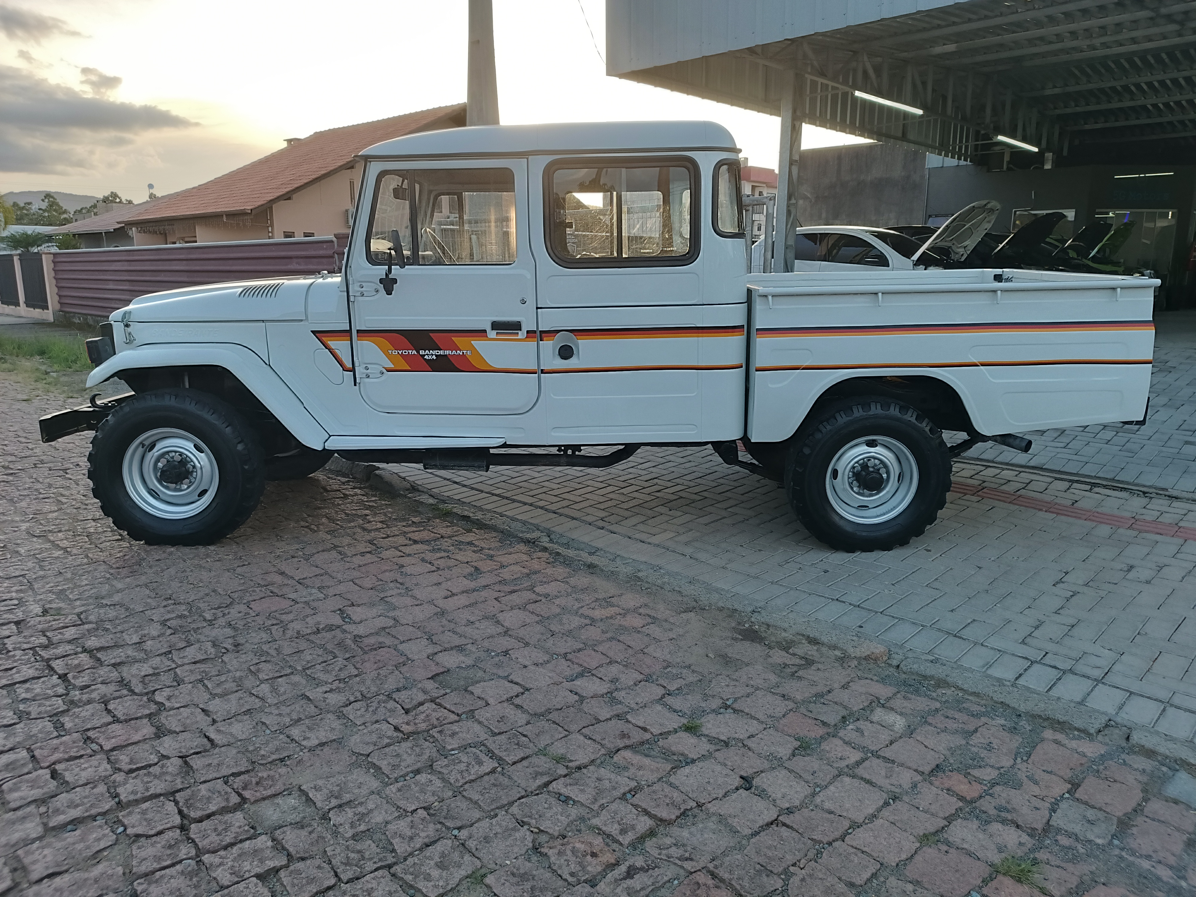 Carro/Camioneta - TOYOTA - Band.Jipe - Cap.de Aço Chas. Longo Diesel - 1993